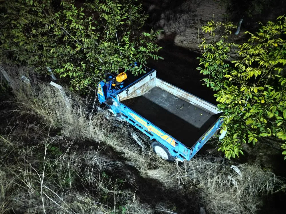 Otomobil patpata çarptı! 3 metre yükseklikten park eder gibi düştü: 4 yaralı