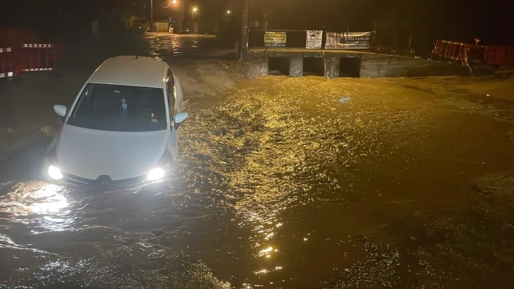 Ege’de şiddetli yağış: Çukura saplanıp kaldı