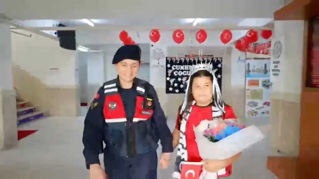 Şehit Jandarma Uzman Çavuş Tolga Sağlam'ın Kızı Ada Su'nun 11. Doğum Günü Okulunda Kutlandı 3 Şehit Jandarma Uzman Çavuş Tolga Sağlam’ın Kızı Ada Su’nun 11. Doğum Günü Okulunda Kutlandı