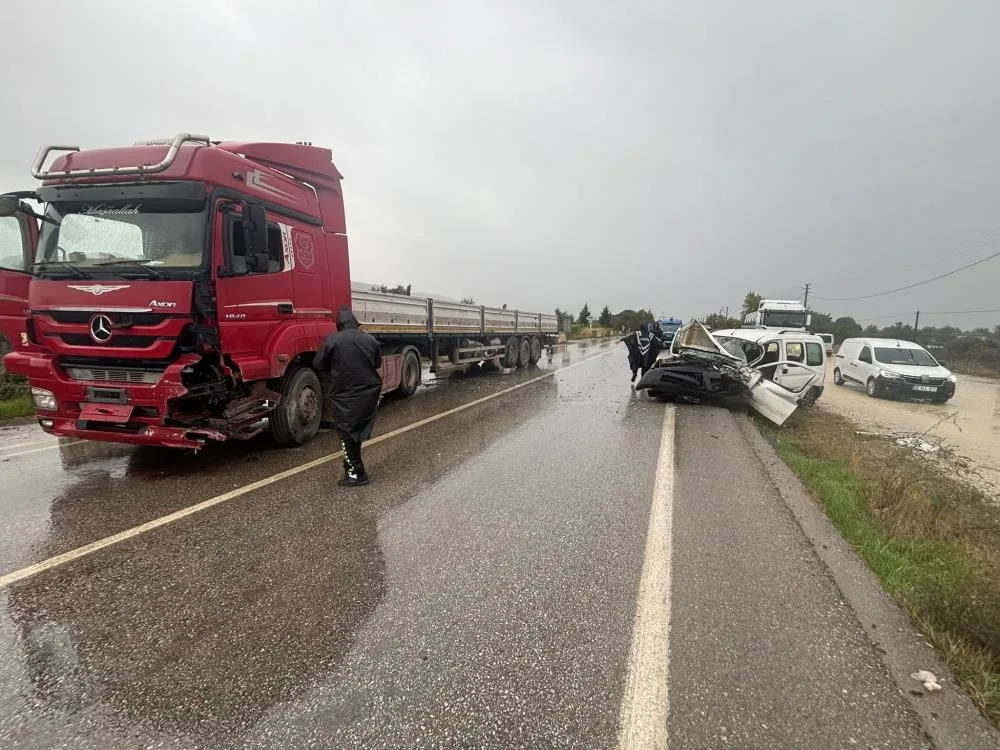 Tır ile kamyonet çarpıştı: 1 ölü 1 yaralı