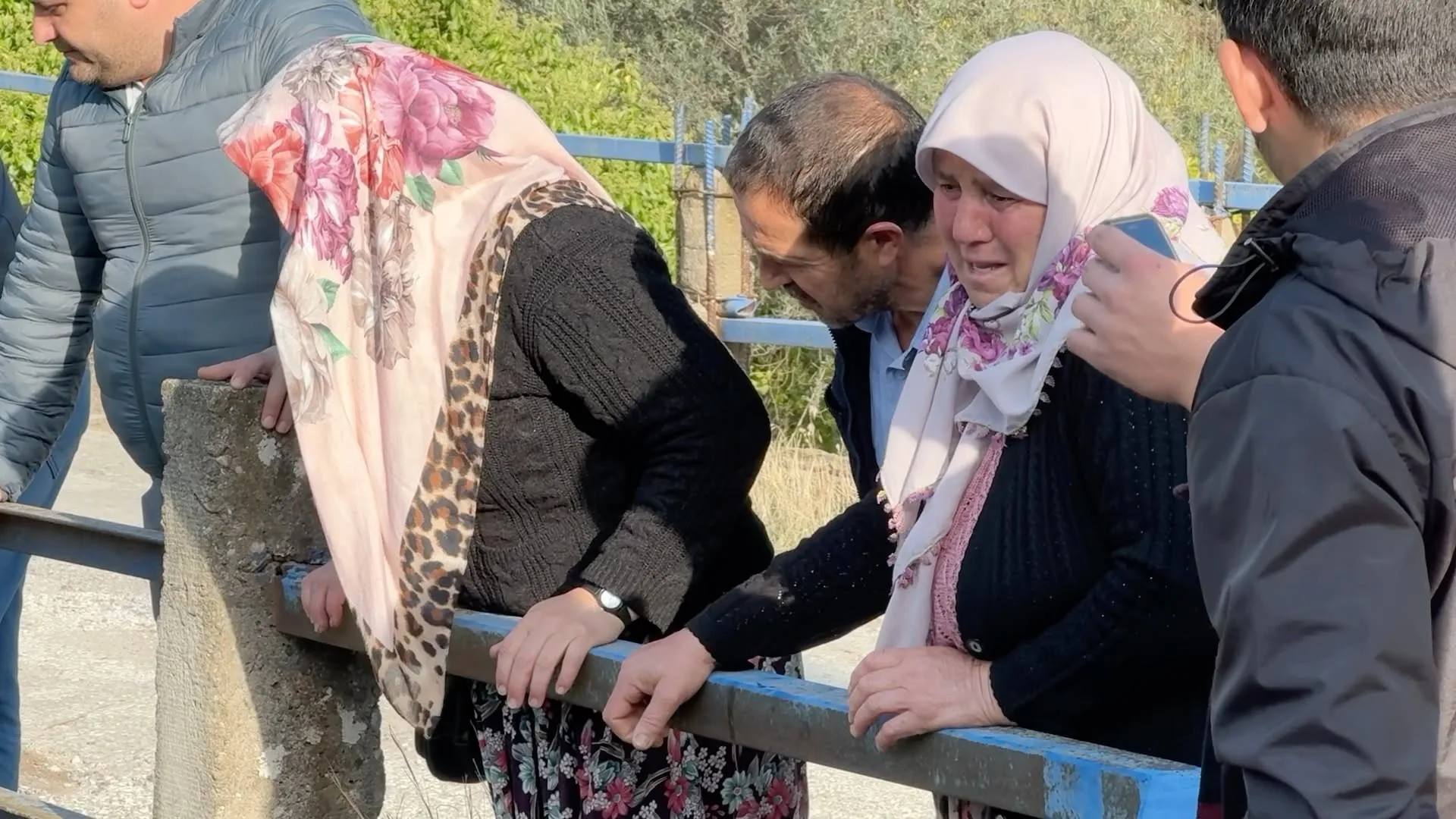 Aydın’da otomobil dereye uçtu: 3 yaralı 4 Aydın’da otomobil dereye uçtu: 3 yaralı