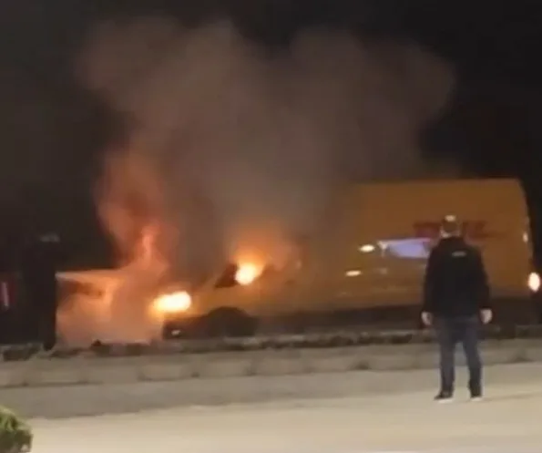 Kargo aracı alevlere teslim oldu: Panik anları kamerada