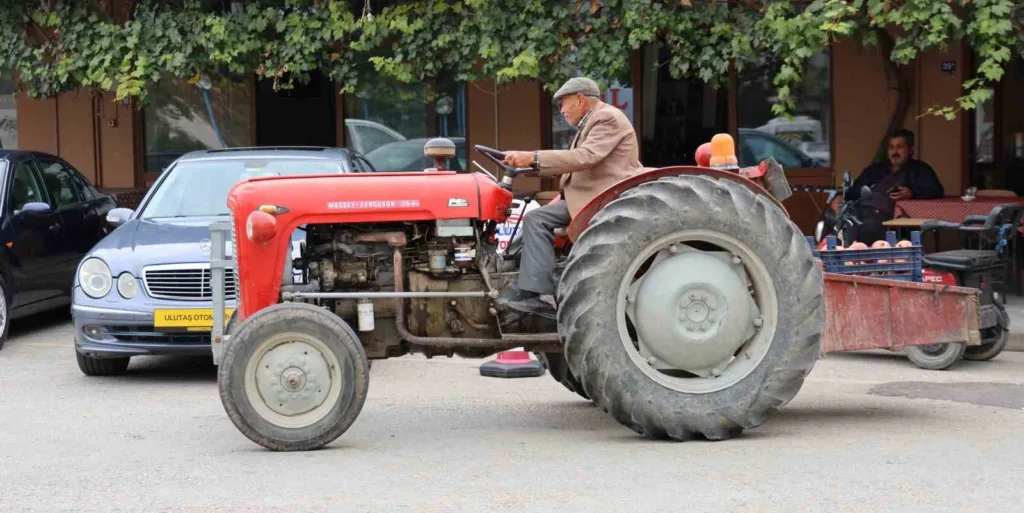 ali dede 69 yillik traktorunden vazgecemiyor 1b8c048c295e