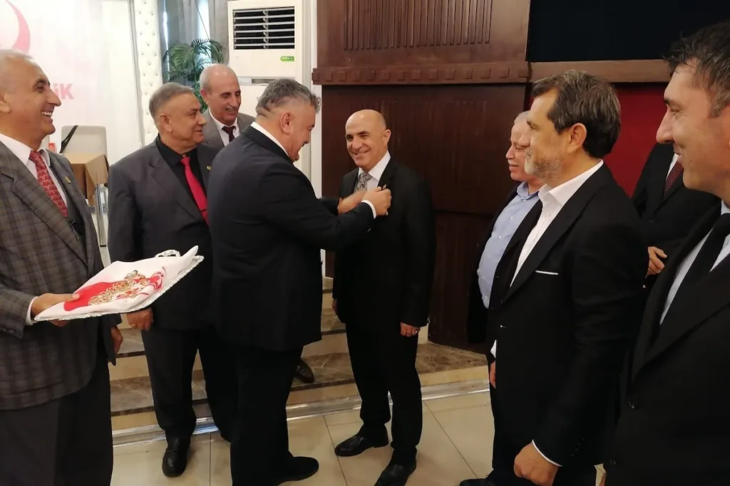 astsubaylar gununde buyuk birlik partisi rozetini taktilar 5a901c5d4f21