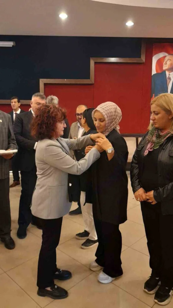 astsubaylar gununde buyuk birlik partisi rozetini taktilar ad372b73a567