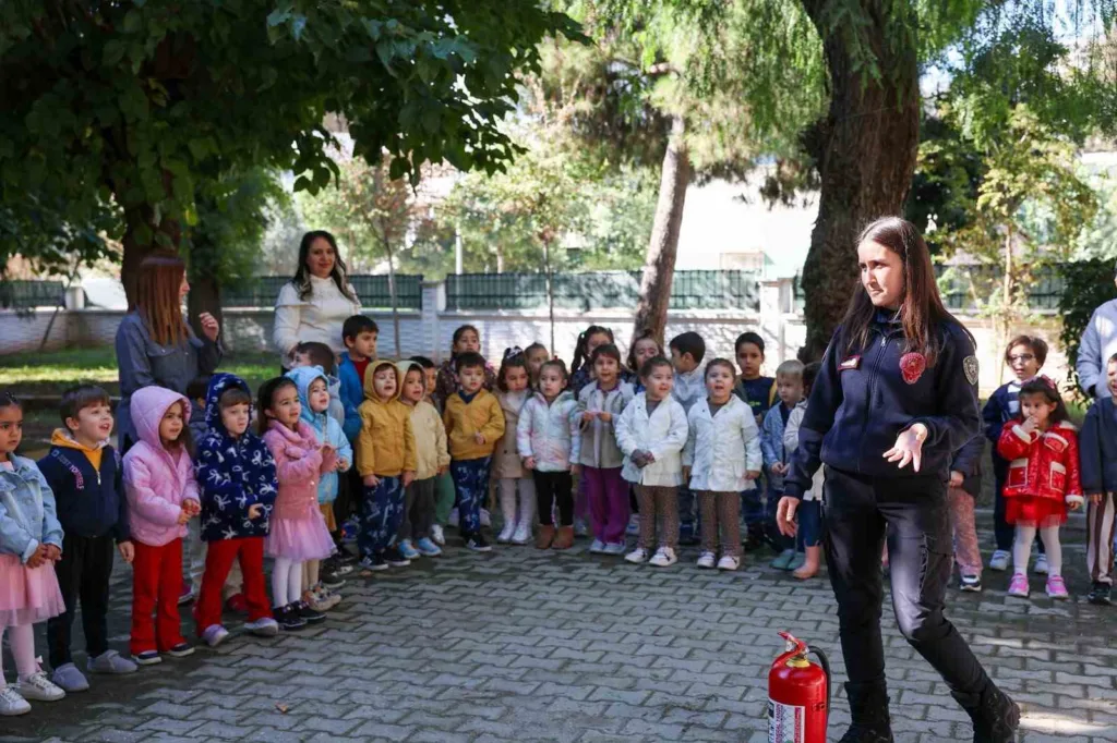 Aydın Büyükşehir Belediyesi Çocuk Gelişim Merkezleri’nde Eğitici İtfaiye etkinliği 5 aydin buyuksehir belediyesi cocuk gelisim merkezlerinde egitici itfaiye etkinligi 25eed8c46174