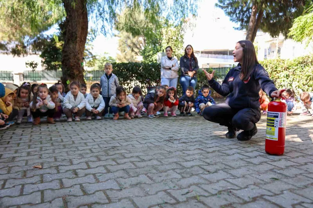 Aydın Büyükşehir Belediyesi Çocuk Gelişim Merkezleri’nde Eğitici İtfaiye etkinliği 3 aydin buyuksehir belediyesi cocuk gelisim merkezlerinde egitici itfaiye etkinligi bcb7175eb14e