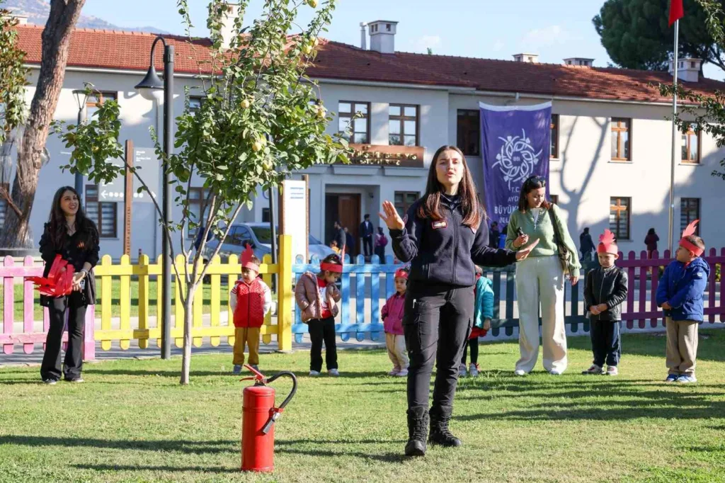 Aydın Büyükşehir Belediyesi Çocuk Gelişim Merkezleri’nde Eğitici İtfaiye etkinliği 7 aydin buyuksehir belediyesi cocuk gelisim merkezlerinde egitici itfaiye etkinligi e05b114839dc