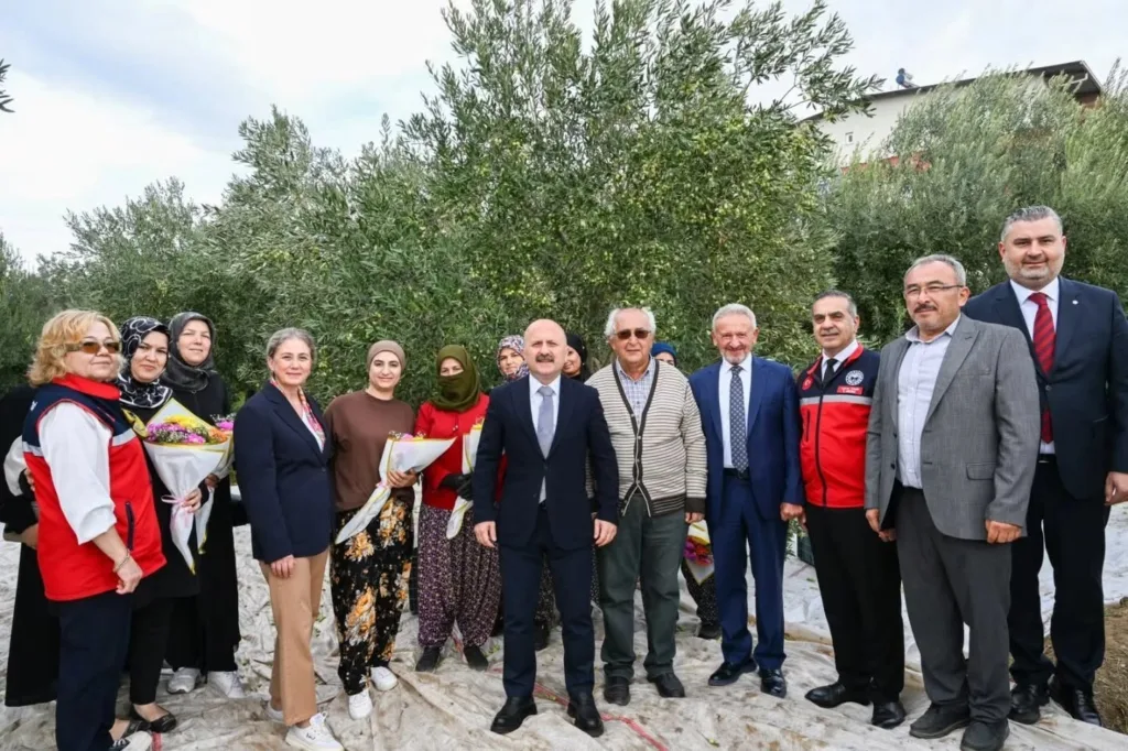 aydin valisi varol kadin ciftcilerle zeytin topladi 497f393adb7d