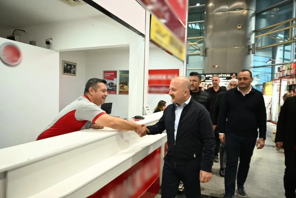 aydin valisi varol otobus terminalinde yolcularla bulustu 93a51793ef6f