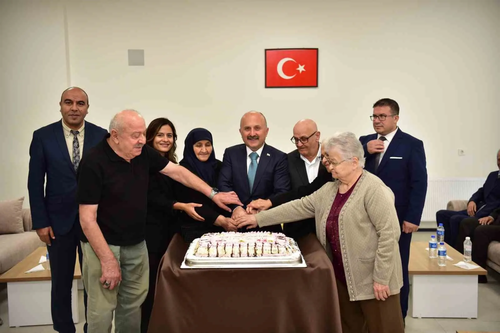 Aydın Valisi Varol, yaşlı çınarları unutmadı 3 Aydın Valisi Varol, yaşlı çınarları unutmadı