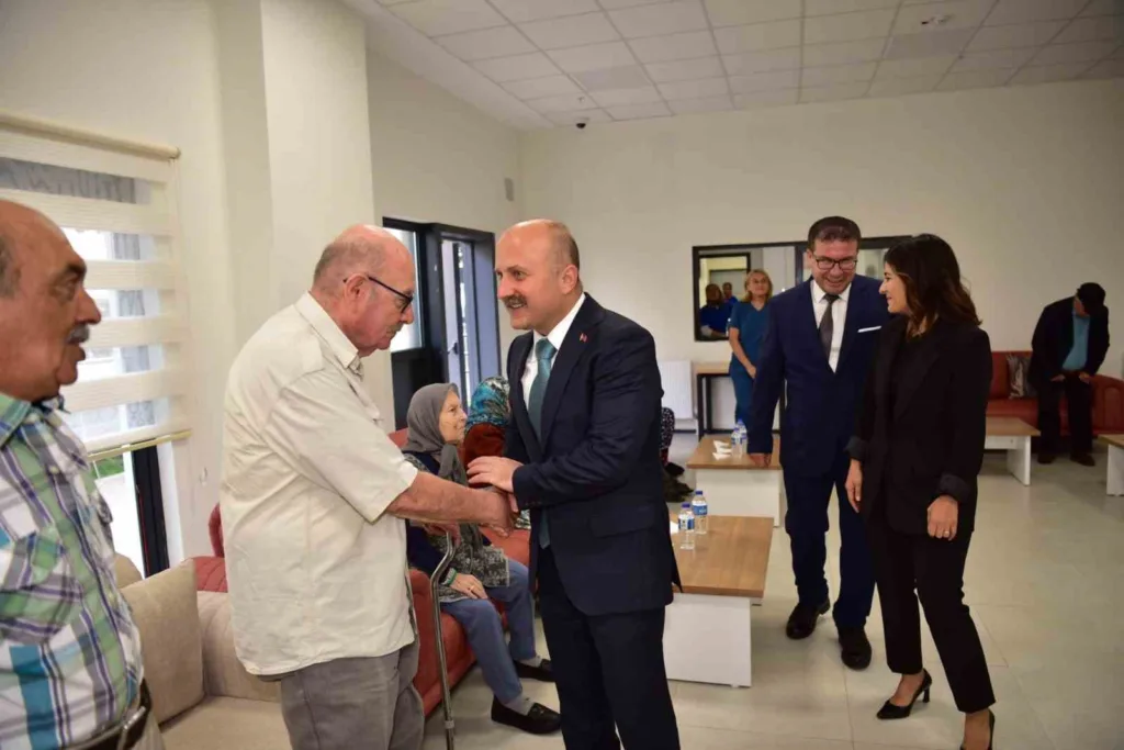 Aydın Valisi Varol, yaşlı çınarları unutmadı 3 aydin valisi varol yasli cinarlari unutmadi d2cc99a4b2d7