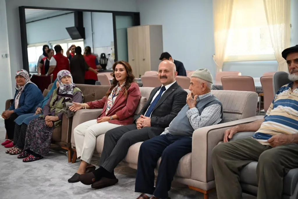 aydin valisi varol yasli cinarlarin gonlunu aldi db684b66da78