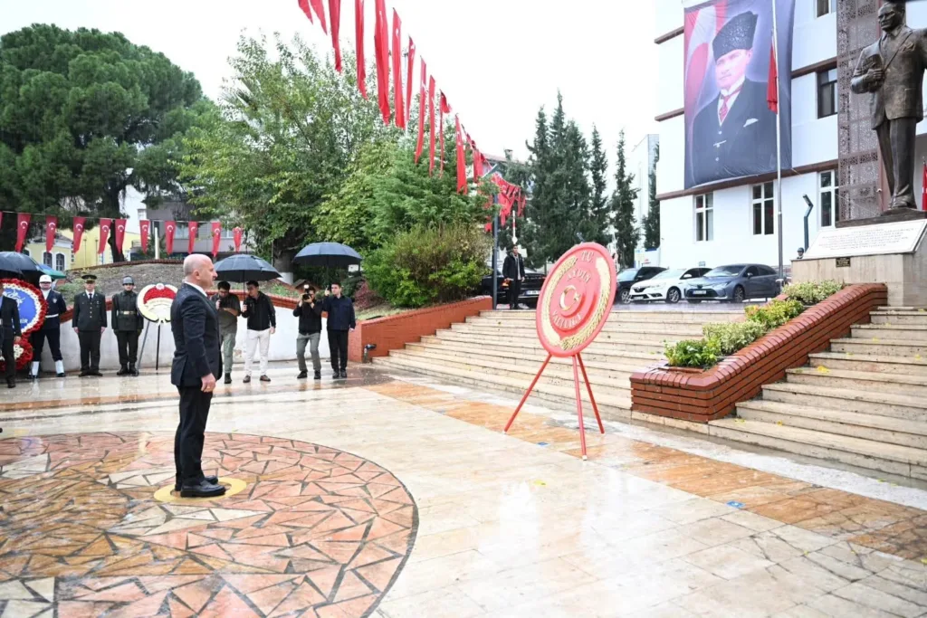 Aydın’da 29 Ekim kutlamaları çelenk sunumuyla başladı 3 aydinda 29 ekim kutlamalari celenk sunumuyla basladi 31d9a70a833e