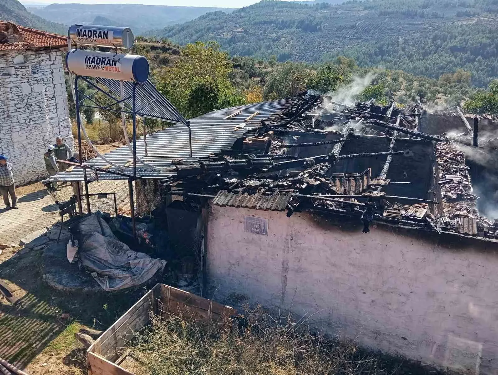 Aydın’da çıkan yangında bir ev küle döndü