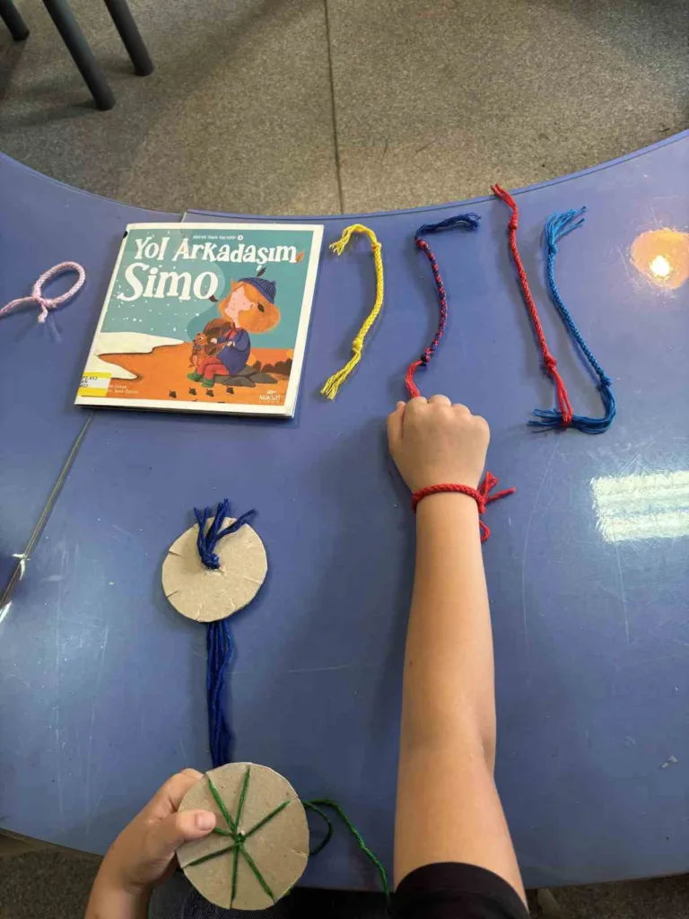 aydinda cocuklar kitap okudu arkadaslik bileklikleri tasarladi 951edd0d5541