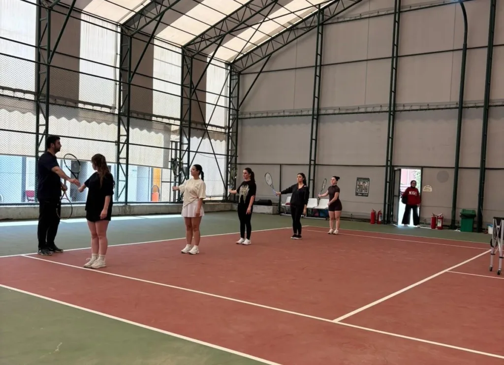 aydinda ogrenciler tenis kortuyla bulustu 69b79b1ca477