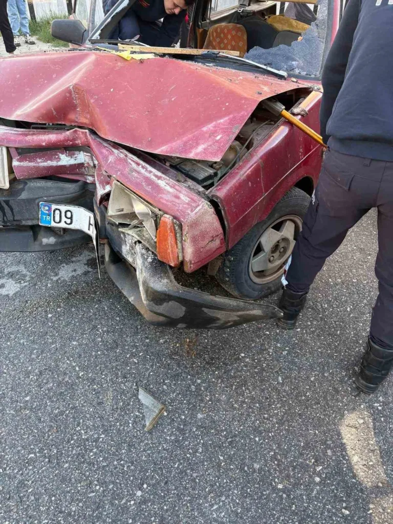 aydinda otomobil aydinlatma diregine carpti 2 yarali 6a906aab7d20