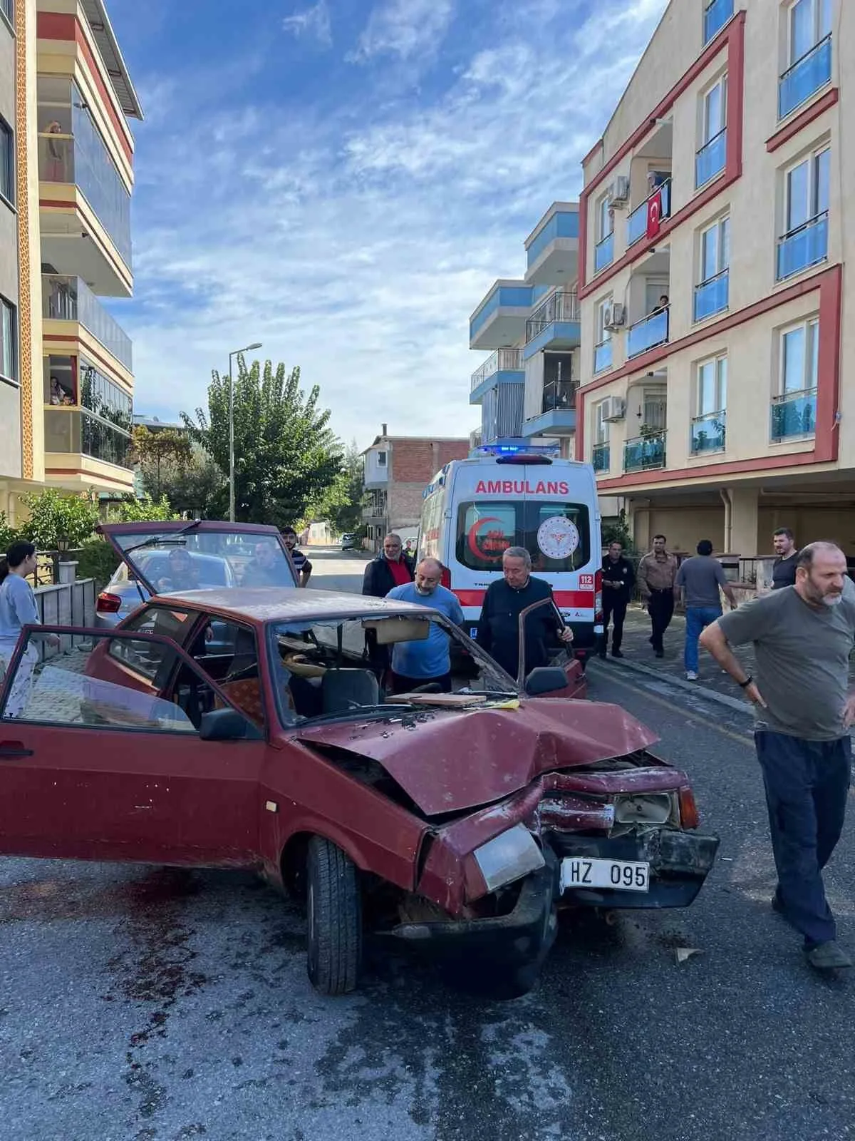 Aydın’da otomobil aydınlatma direğine çarptı: 2 yaralı