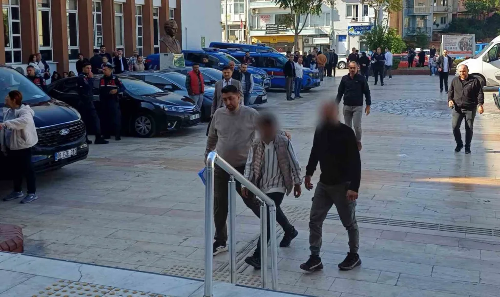 aydinda polisten kacan silahli tehdit suphelisi adliyeye sevk edildi 08b68c2bd0ab