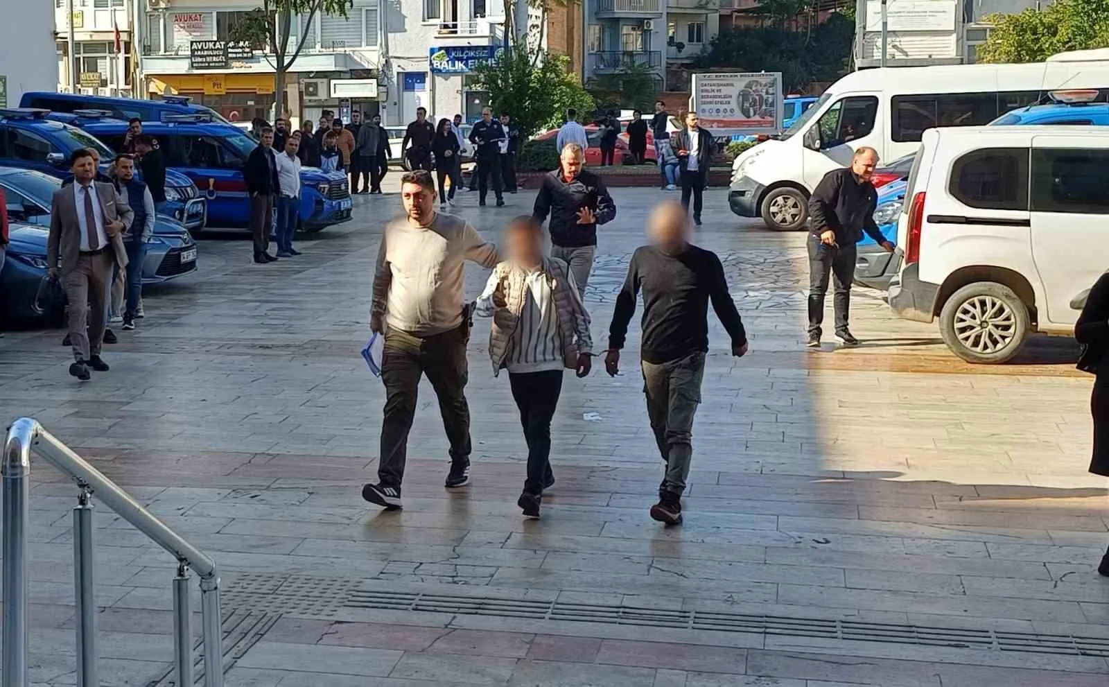 Aydın’da polisten kaçan silahlı tehdit şüphelisi adliyeye sevk edildi