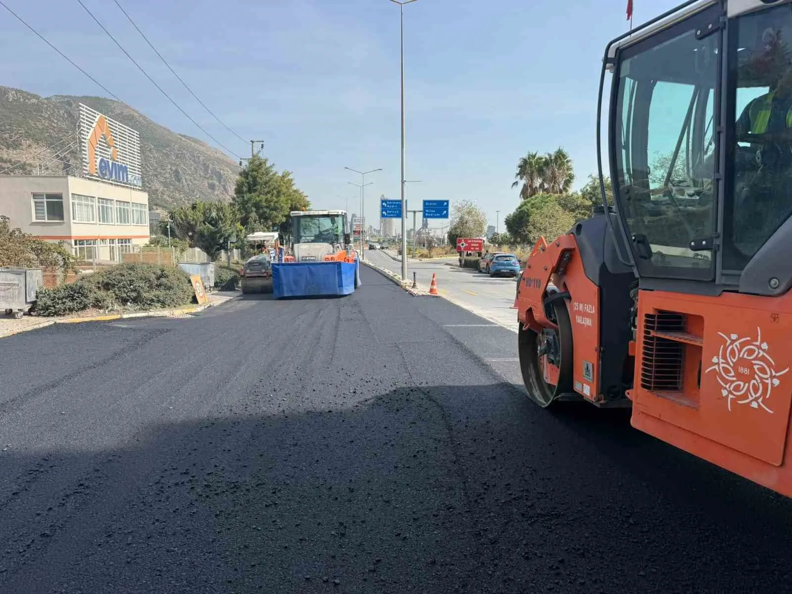aydinin 17 ilcesinde yol calismalari es zamanli suruyor 2d772cd07930