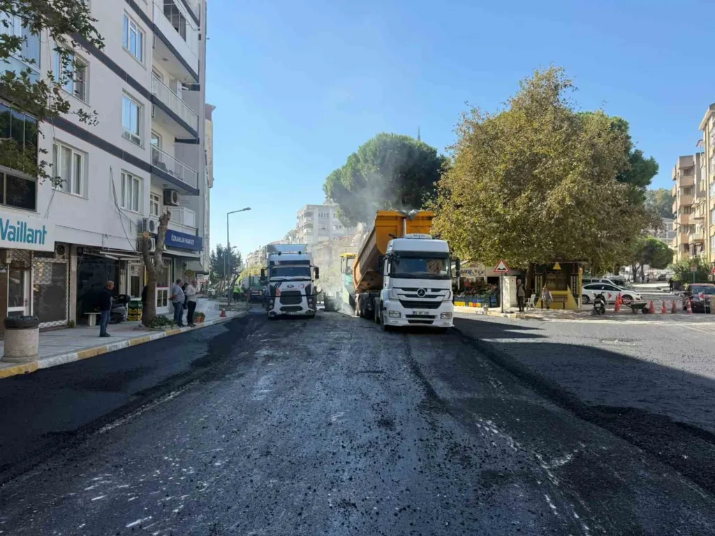 aydinin 17 ilcesinde yol calismalari es zamanli suruyor f53d3028cafa