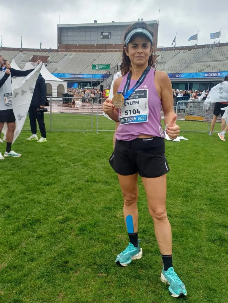 aydinli ogretmen 42 kilometrelik maratonu rekoruyla tamamladi 943a2a3a9c19
