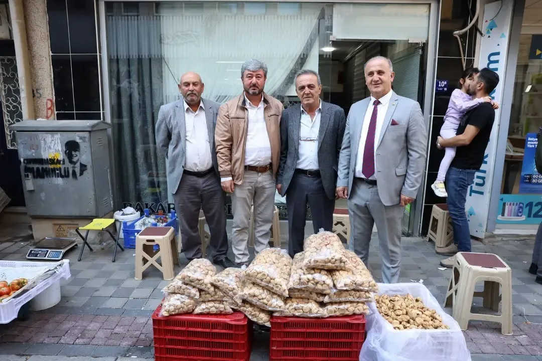 Başkan Kaya, İncirliova Köylü Pazarı’nda esnaf ve vatandaşlarla buluştu