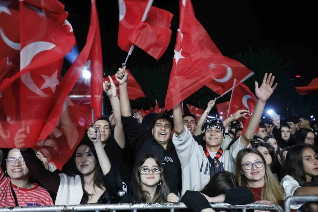 binlerce kisi aydinfestte doyasiya eglendi 12d26afe9444