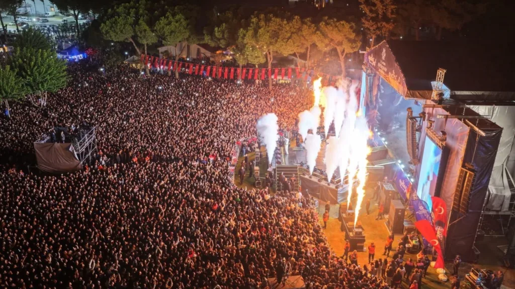 binlerce kisi aydinfestte doyasiya eglendi a8f0a5a7c16f