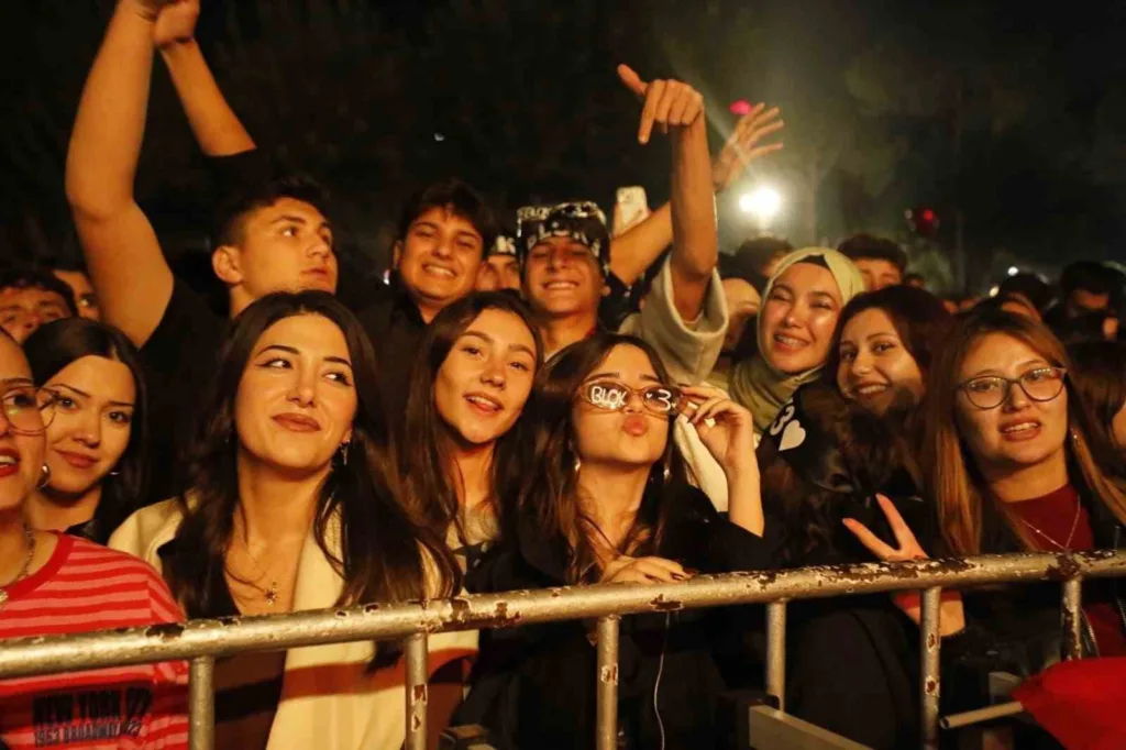 binlerce kisi aydinfestte doyasiya eglendi c69cd1e99493