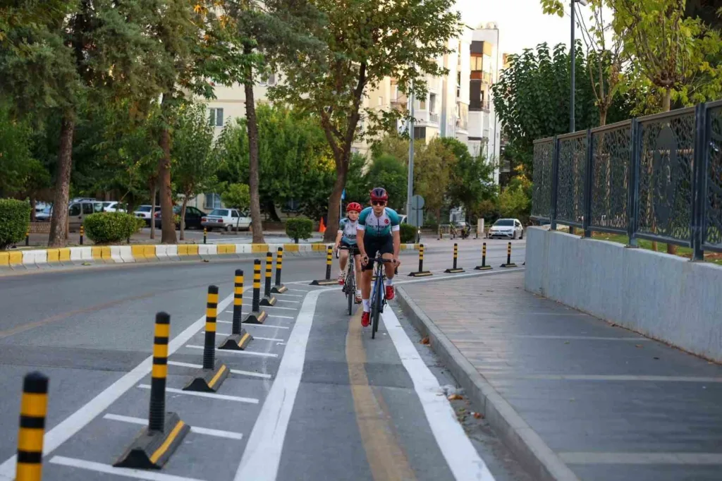 bisiklet yolunda calismalar suruyor 261e6a5cfcbc