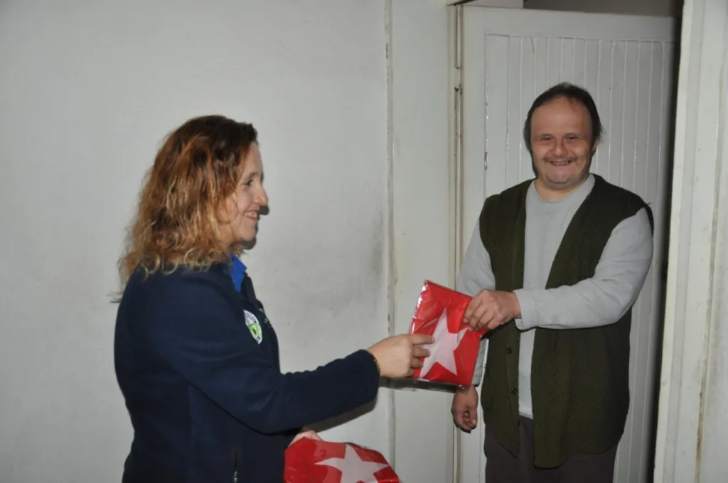 bozdogan belediyesinden ev ve is yerlerine turk bayragi 044eb135820e