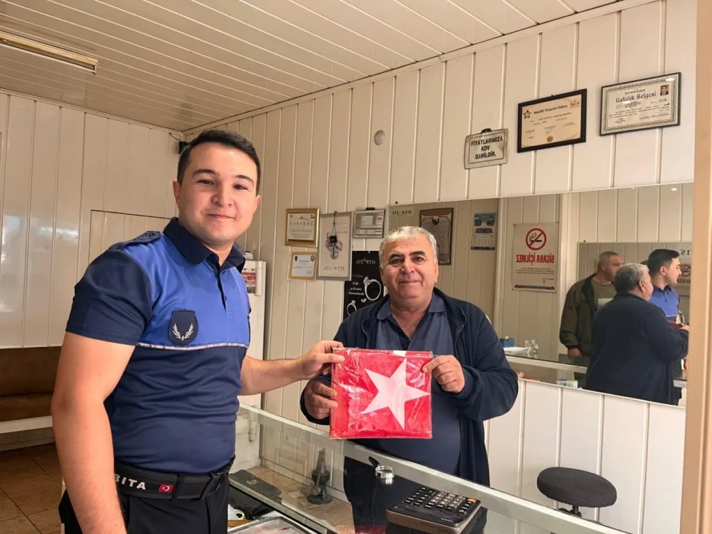 bozdogan belediyesinden ev ve is yerlerine turk bayragi 4efe1f0705ef