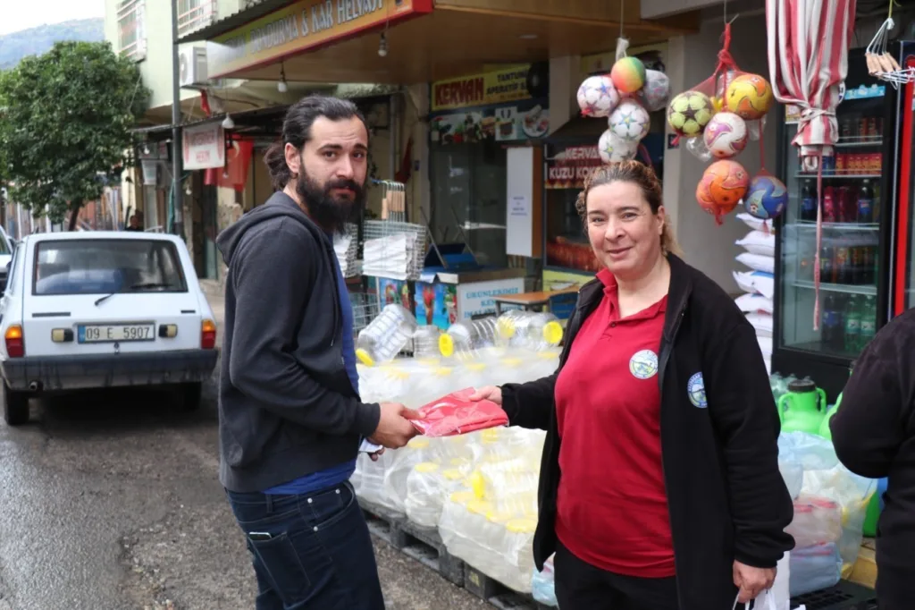 bozdogan belediyesinden ev ve is yerlerine turk bayragi 9dcb93cd38eb