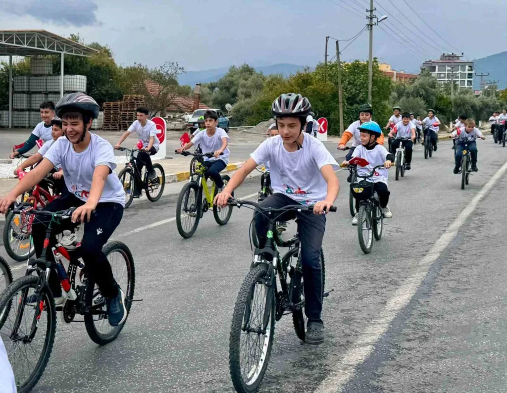 bozdoganda cocuklar cumhuriyet icin pedalladi 97db0d32ec13