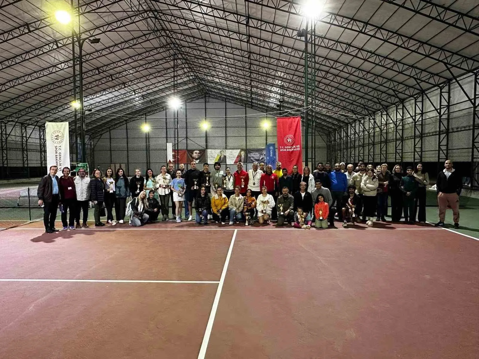 cumhuriyet bayrami coskusu aydinda tenis kortlarina tasindi a9992ff0ab42