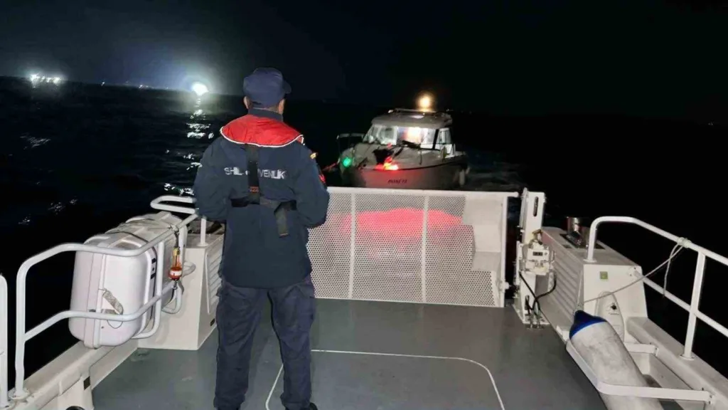 didim aciklarinda suruklenen teknedeki 3 kisi kurtarildi fd8b1cc994c6