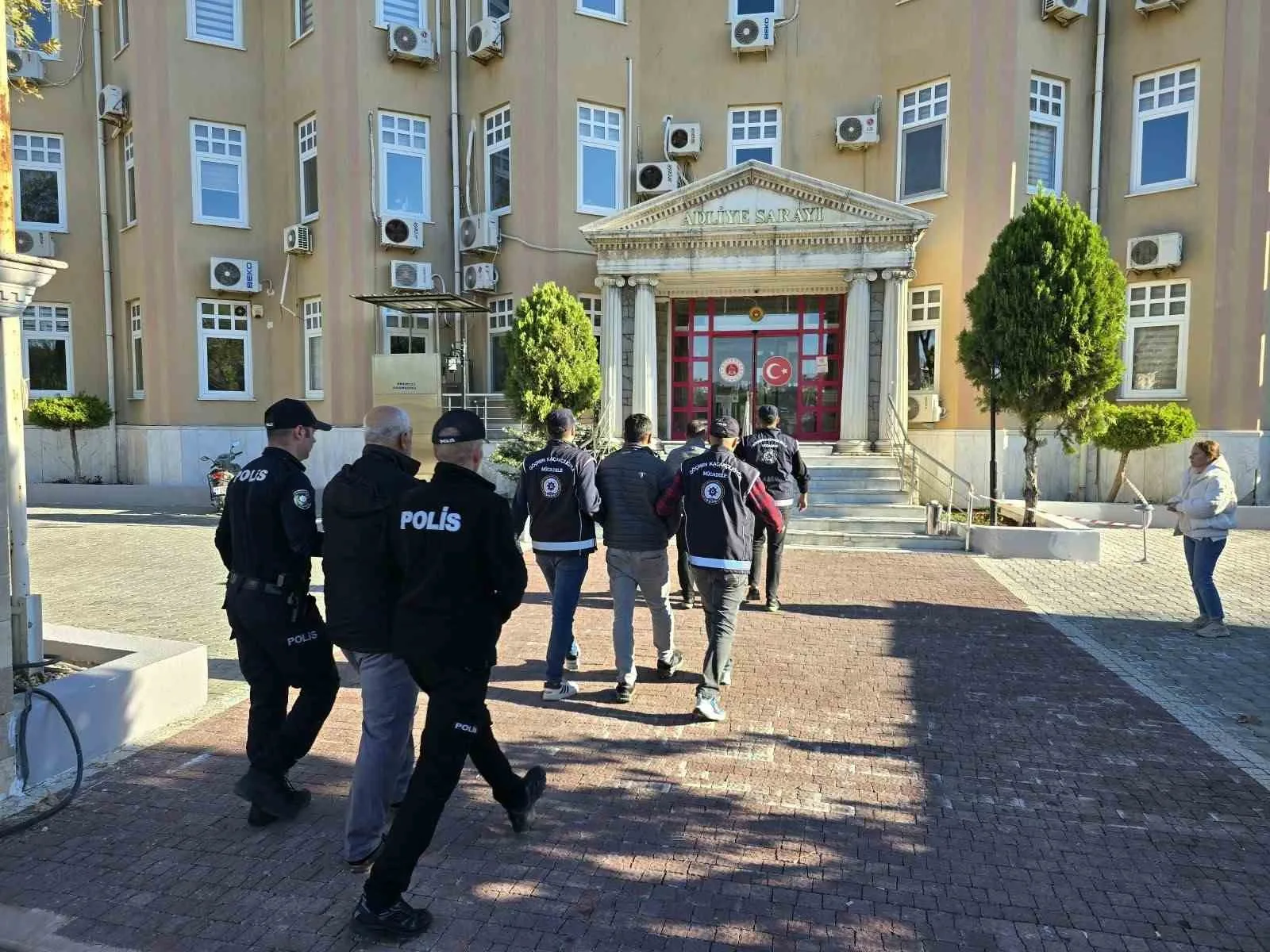 Didim’de 25 düzensiz göçmen yakalandı, 3 organizatör tutuklandı