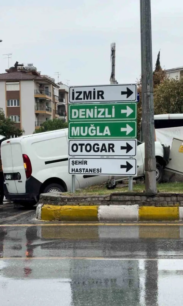 direksiyon hakimiyetini kaybeden arac yoldan citi 44c0fb1b65e3