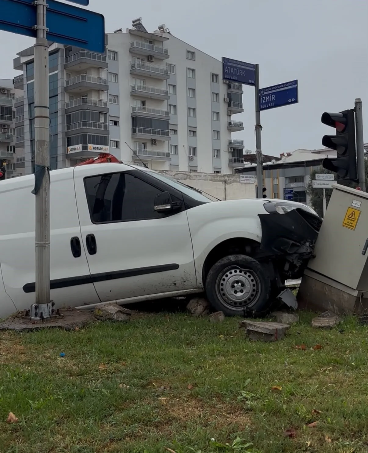 Direksiyon hakimiyetini kaybeden araç yoldan çıtı