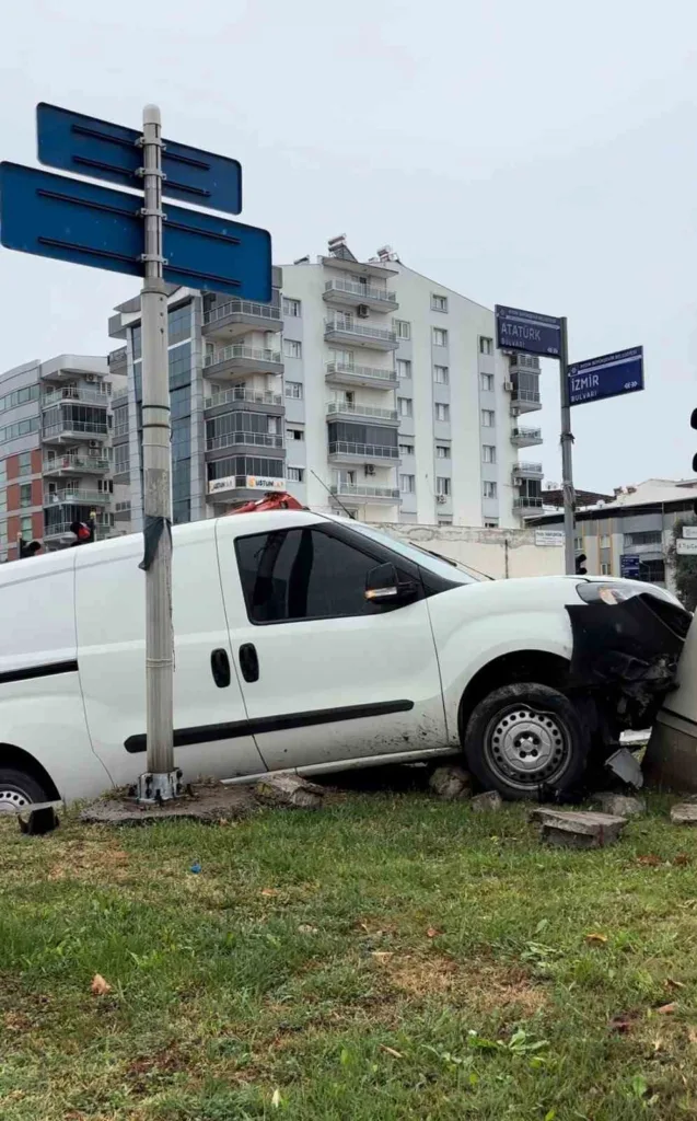 direksiyon hakimiyetini kaybeden arac yoldan citi c3af6accc951