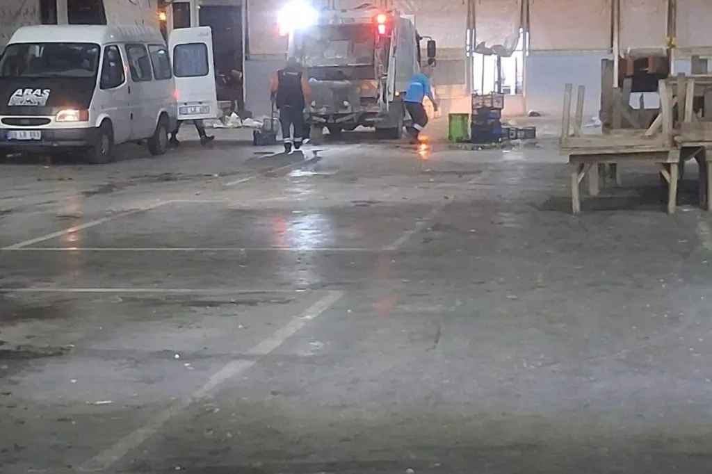 efeler belediyesi semt pazarlarinda temizlik calismasi yapti 6618b5402b17
