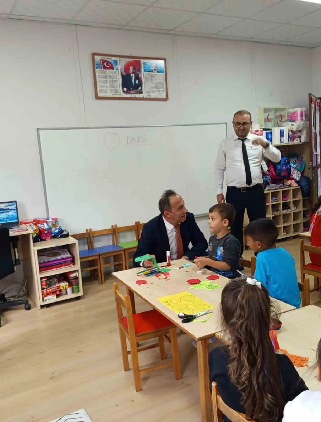 Efeler İlçe Milli Eğitim Müdürü Çomruk, öğrencilerin oyununa ortak oldu