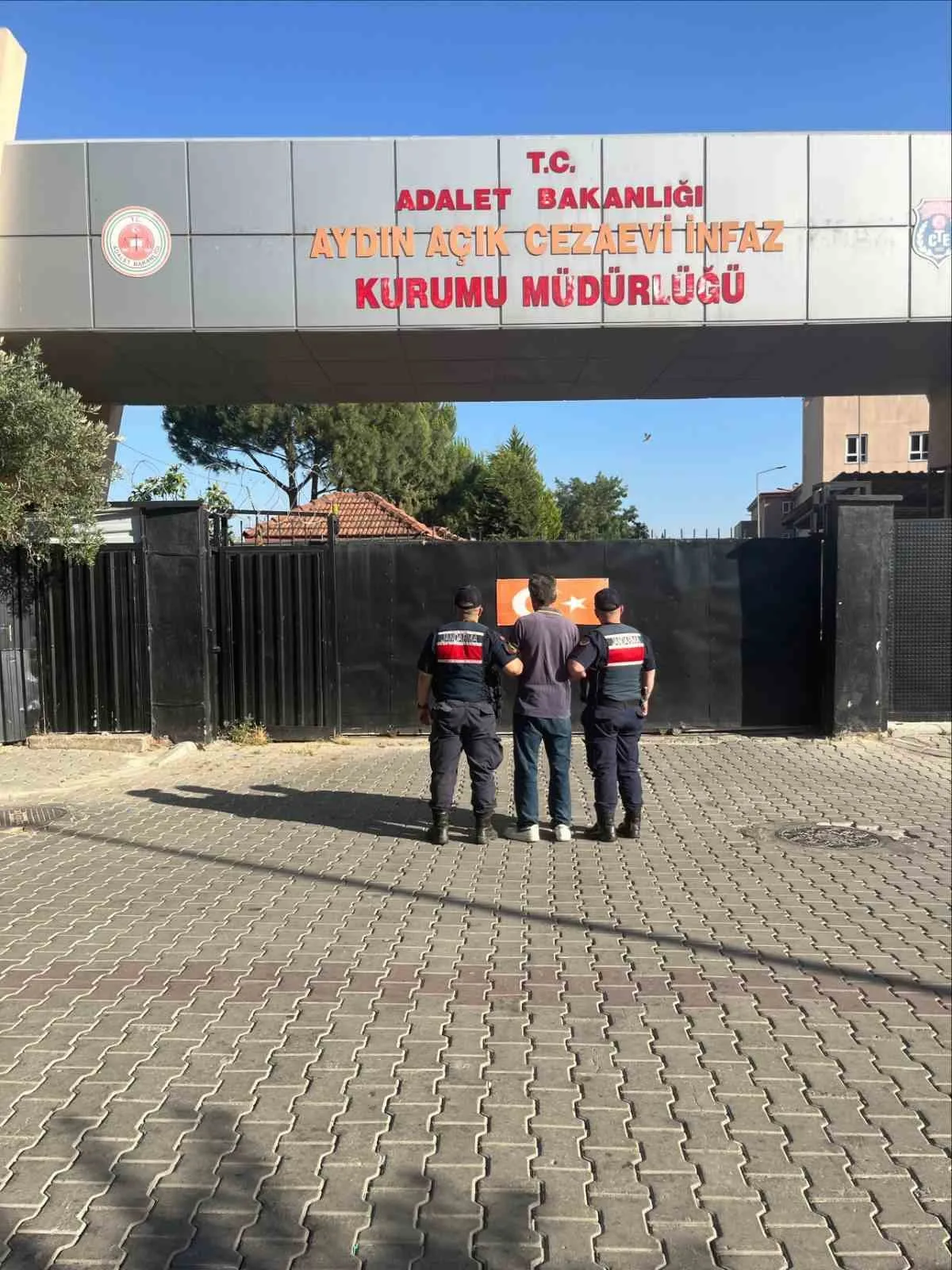 Efeler’de 7 yıl 4 ay hapis cezasıyla aranan hükümlü yakalandı