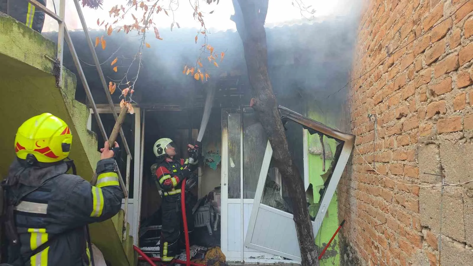 Elektrikli battaniye evi küle çevirdi, yaşlı adam son anda kurtuldu