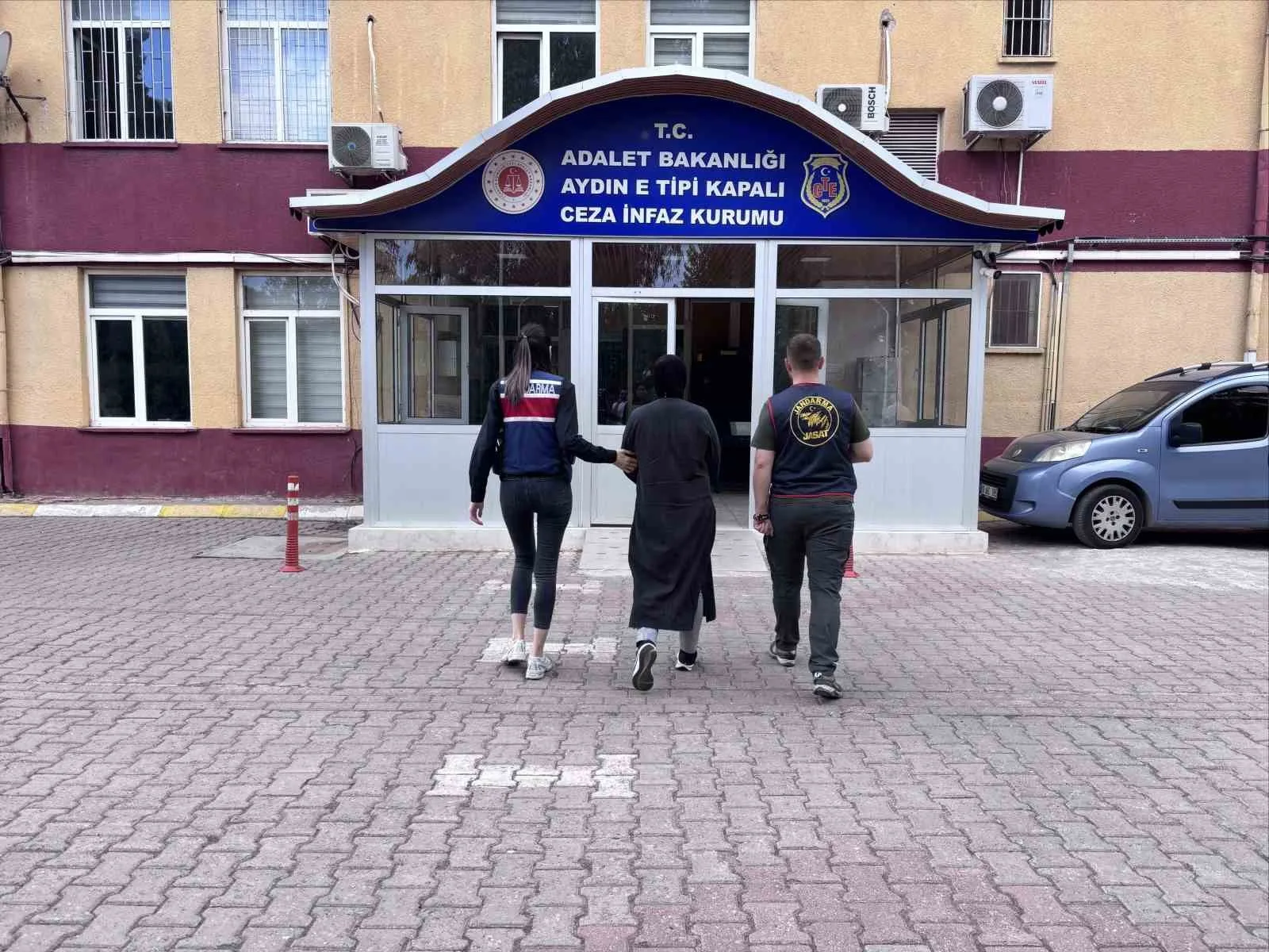 Hapis cezasıyla aranan şahıslar Aydın’da yakalandı 2 Hapis cezasıyla aranan şahıslar Aydın’da yakalandı