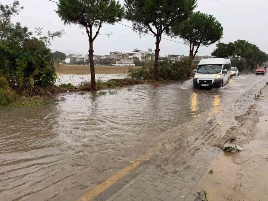 incirliovada yagis etkili oldu yollar gole dondu d3ac3f060921