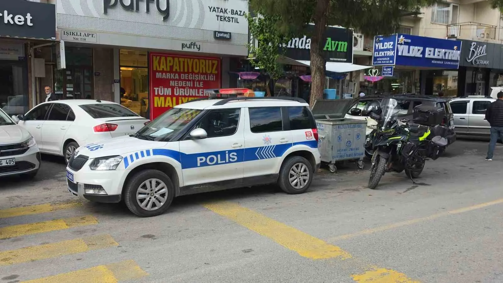 Kız arkadaşını kafasından vurdu